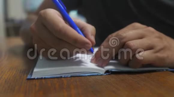 生活方式男人写在笔记本上男人手写记事本概念商业教育男人做笔记视频的预览图