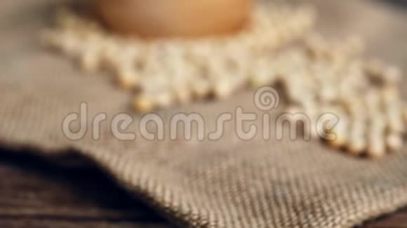 用麻袋布将新鲜的生大豆放在木碗里与豆沙一起视频的预览图