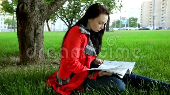 一个女孩在城市公园里休息视频的预览图