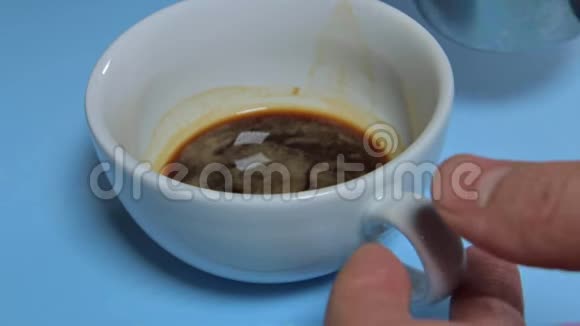 牛奶倒入咖啡杯中制成卡布奇诺视频的预览图