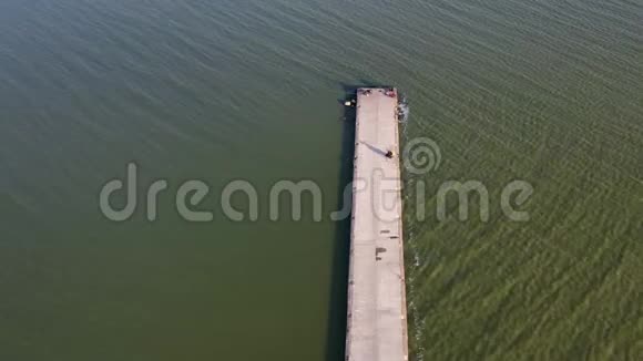 长墩防波堤海泻湖与渔民空中视频的预览图