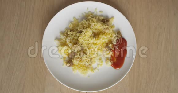 在时间推移的木桌上用番茄酱米饭和肉吃食物米饭视频的预览图