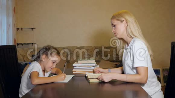 女人帮小女孩做作业视频的预览图