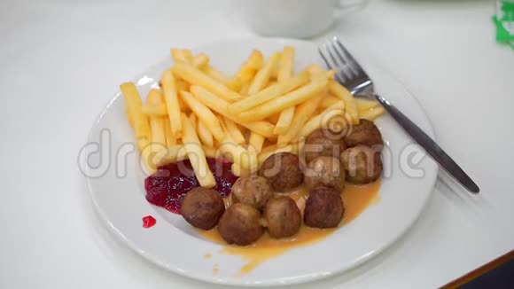 一盘薯条和肉丸咖啡馆里的食物视频的预览图