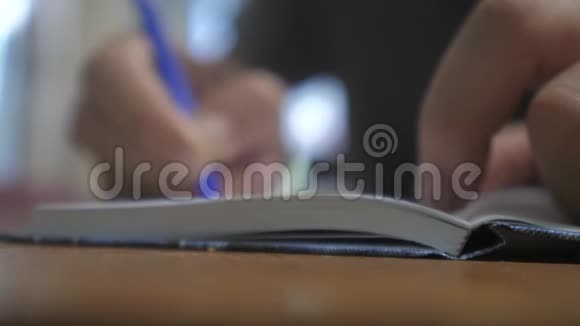 人在笔记本上写字男人手写记事本概念商业教育男人做笔记生活方式视频的预览图