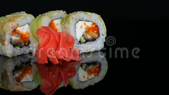 青龙寿司卷和粉姜寿司卷与鲑鱼蔬菜和鳄梨特写日本餐厅菜单视频的预览图