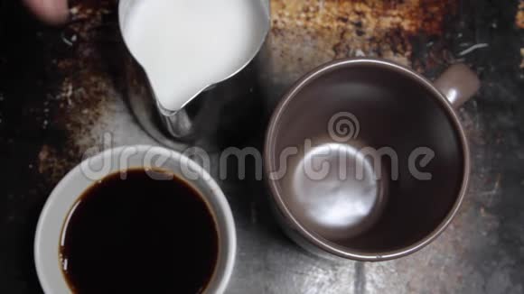 男人准备卡布奇诺倒黑咖啡和牛奶视频的预览图