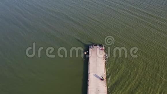 带渔民的码头防波堤空中视频的预览图