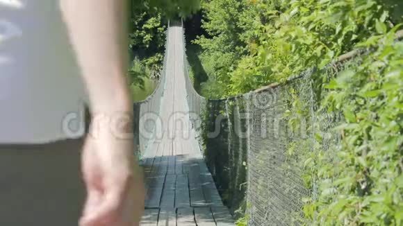 人径直走在绳桥上视频的预览图