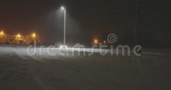 冬天夜晚沿着荒凉的城市街道散步视频的预览图