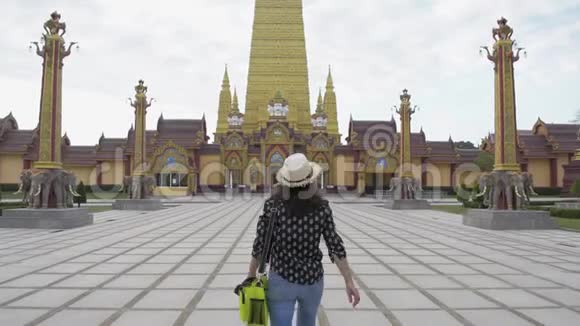 亚洲女游客漫步在佛教寺庙欣赏看到一座伟大的宝塔邦通寺视频的预览图