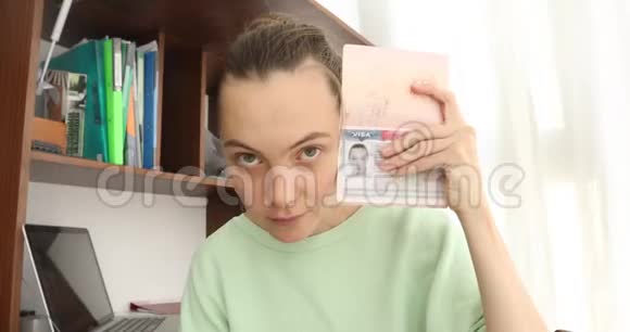 女人带着签证带着护照看镜头视频的预览图