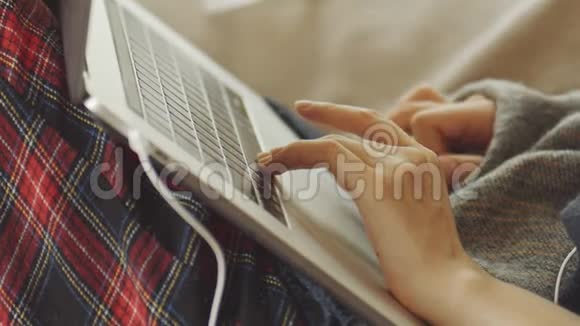 女人躺着笔记本电脑舒适的框架视频的预览图