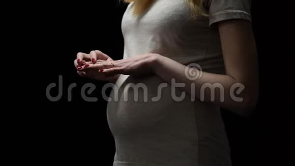 怀孕女性从手指上摘下订婚戒指离婚单身母亲视频的预览图