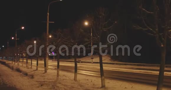 冬天在一个小镇上散步视频的预览图
