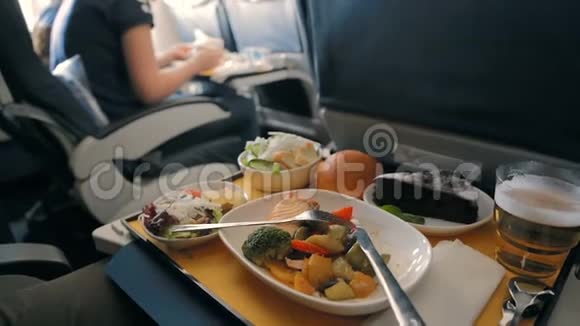 飞机上的食物托盘视频的预览图