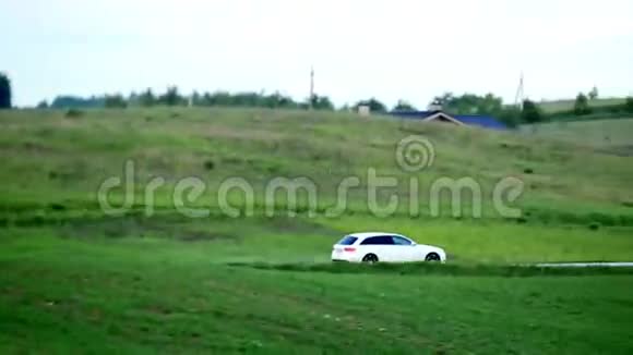 农村公路上的汽车视频的预览图