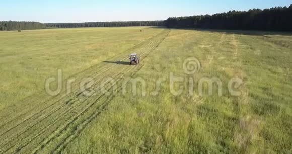 拖拉机带着割草机在田边割草视频的预览图