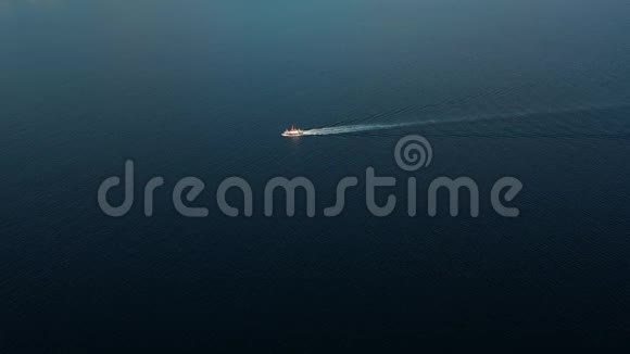 大型空集装箱船出海至装货港的俯视图视频的预览图