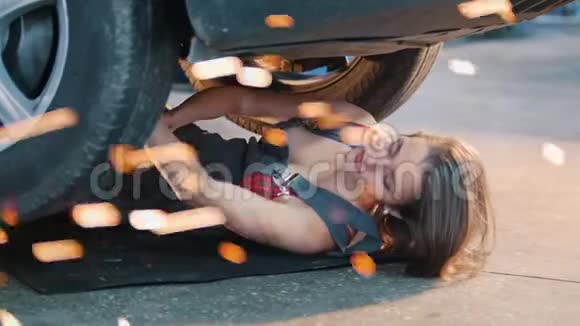 机械师女孩躺在车下慢慢地把它修好视频的预览图