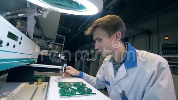 工厂实验室有男性电路专家视频的预览图