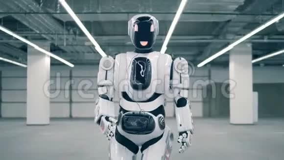 现代机器人机器人机器人机器人在房间里行走未来概念视频的预览图