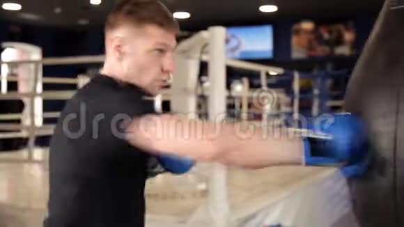男拳击手在健身房打梨视频的预览图