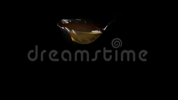 一滴金蜜从勺子里滴下来视频的预览图