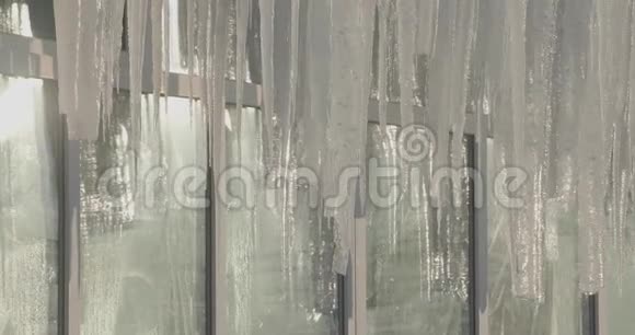 窗户上方的大冰柱关上了视频的预览图
