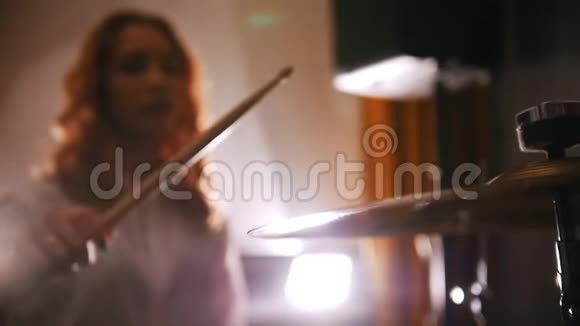 重复红发女孩打鼓使鼓板振动和停止振动慢运动把重点放在鼓上视频的预览图