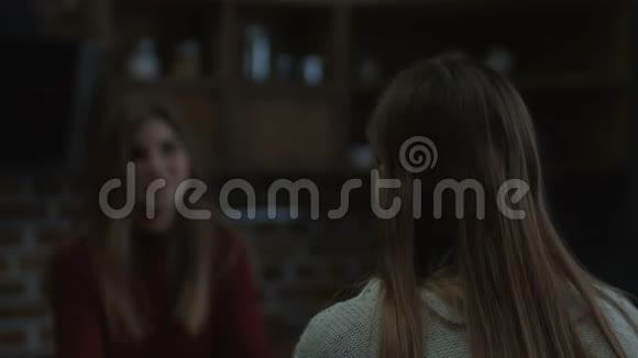 微笑女孩在厨房喝咖啡的肖像视频的预览图