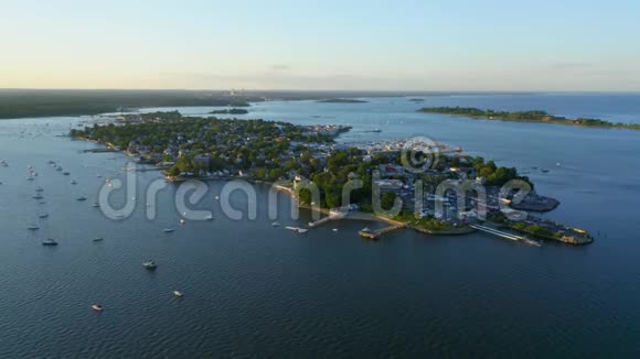 日落时城市岛屿布朗克斯的鸟瞰图视频的预览图