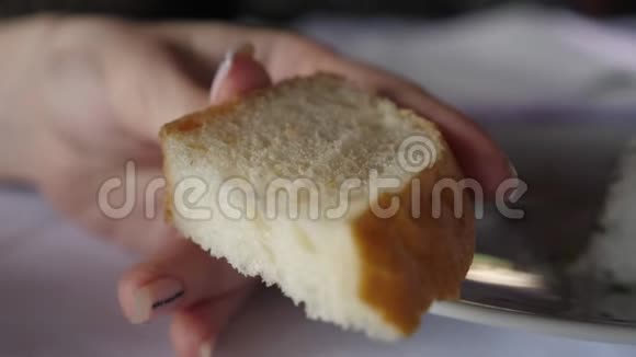 黄油和黄油刀涂抹在面包上视频的预览图
