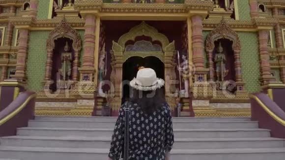 亚洲女游客漫步在佛教寺庙欣赏看到一座伟大的宝塔邦通寺视频的预览图