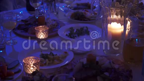 宴会桌装饰宴会桌上的蜡烛视频的预览图