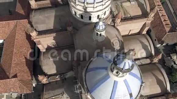 厄瓜多尔昆卡2017年10月27日无人机飞过新大教堂著名的圆顶视频的预览图