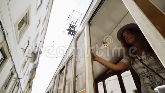 微笑的女人远离老式电车视频的预览图