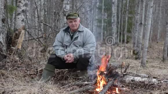 老人在篝火旁取暖视频的预览图