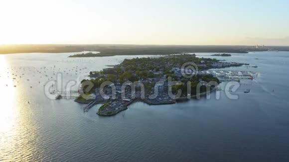 日落时城市岛屿布朗克斯的鸟瞰图视频的预览图