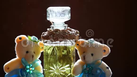 两个羊毛熊玻璃香水瓶阳光高清镜头视频的预览图