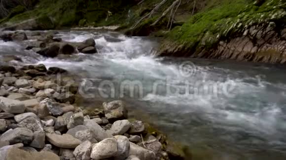 有岩石的高山河快速流动视频的预览图