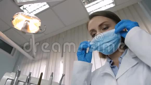 牙医治疗蛀牙病人的观点视频的预览图