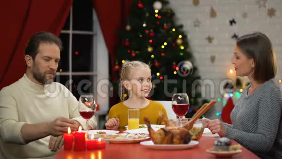 圣诞前夜父母喝着酒孩子喝着果汁幸福的家庭庆祝视频的预览图