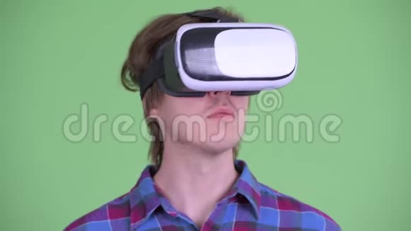 使用虚拟现实耳机的年轻潮人的脸视频的预览图