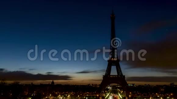 冬季埃菲尔铁塔上空的多云日出巴黎视频的预览图