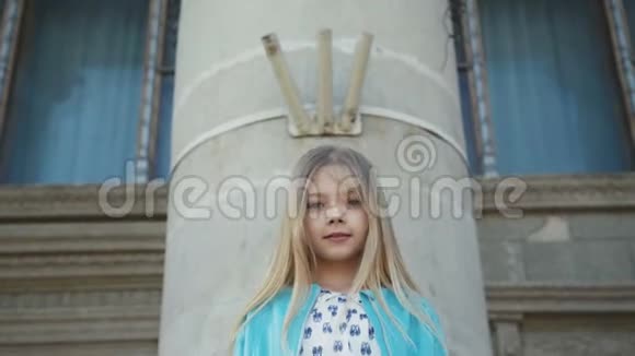 近看镜头的微笑可爱的小女孩在建筑4K视频的预览图