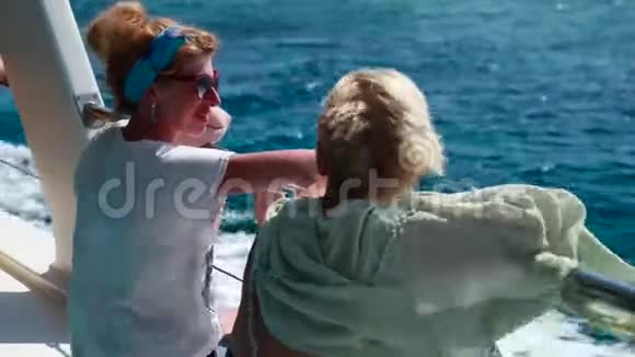 女孩乘船避暑乘船旅行视频的预览图