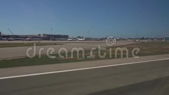 马略卡机场跑道上的飞机视频的预览图