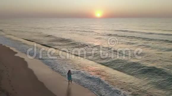 苗条运动的女人一大早就独自在海岸上跑步日出视频的预览图