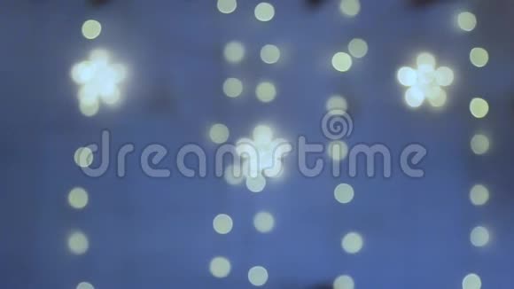 一群模糊的灯光和五颗星的闪烁图案视频的预览图